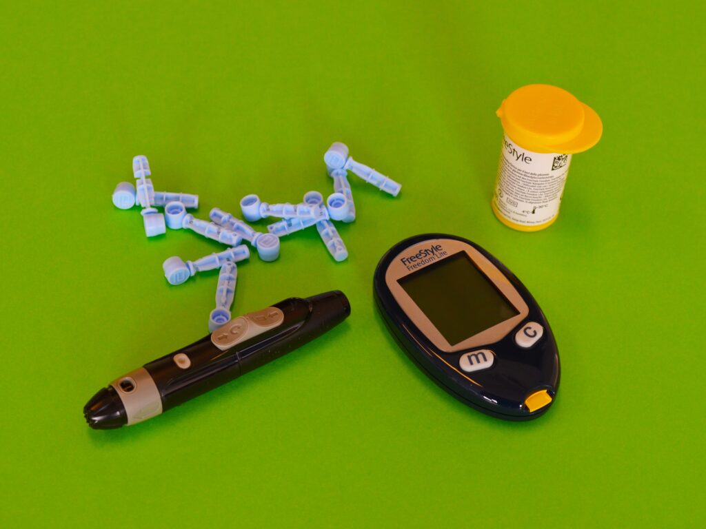 Complete set for glucose measurement (diabetes). Glucometer, lancing device, strips and lancets.